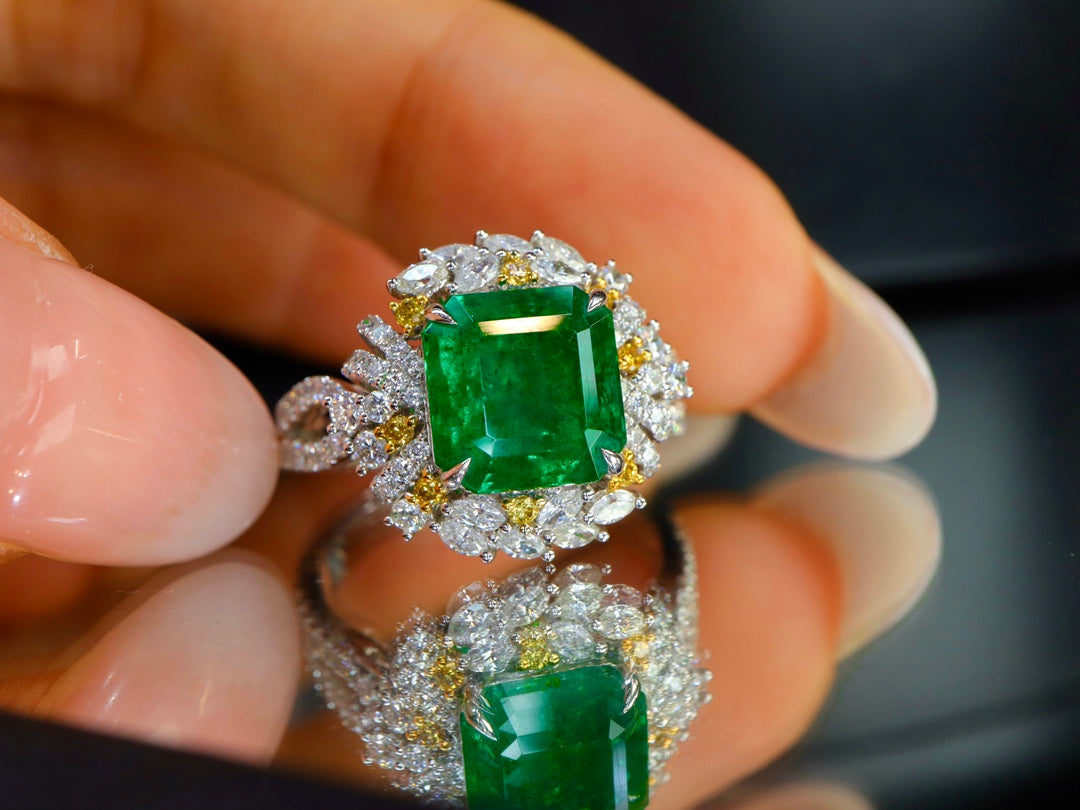 Emerald Ring - Luxurious Jewelry Piece with Sparkling Diamonds