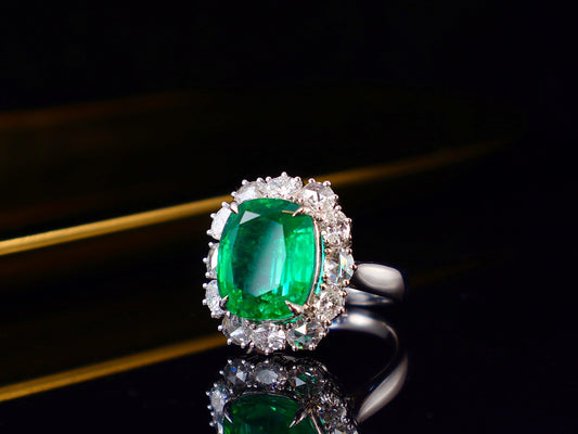 Emerald Ring Splendor: 7.15ct Grand Luxury Jewelry