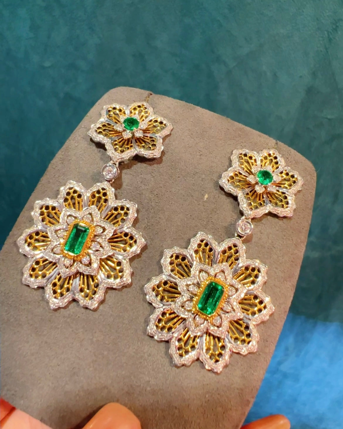 Exquisite Flower Earrings with Natural Emerald - A Must-Have Jewelry