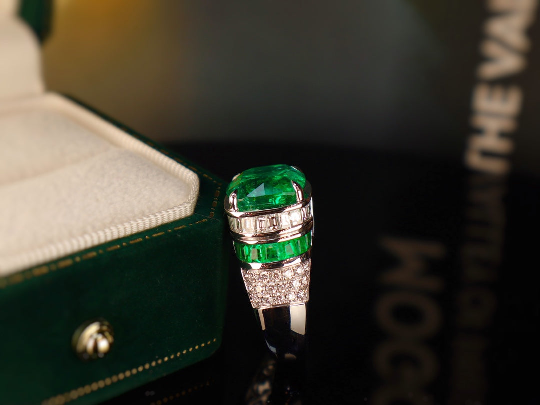 Emerald Ring with Architectural Artistry Design | High-End Jewelry