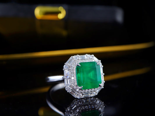 Emerald Ring: Vivid Green Classic Elegance Jewelry