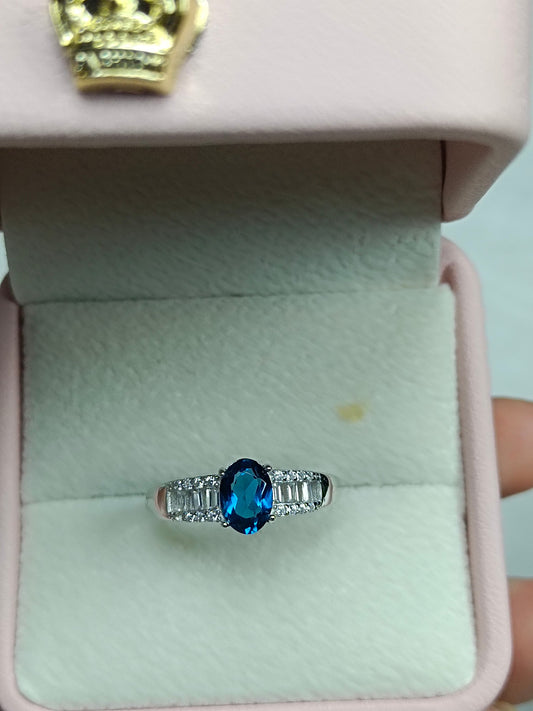 Anello Mystic London con topazio blu: gioielli squisiti per un'eleganza incantevole