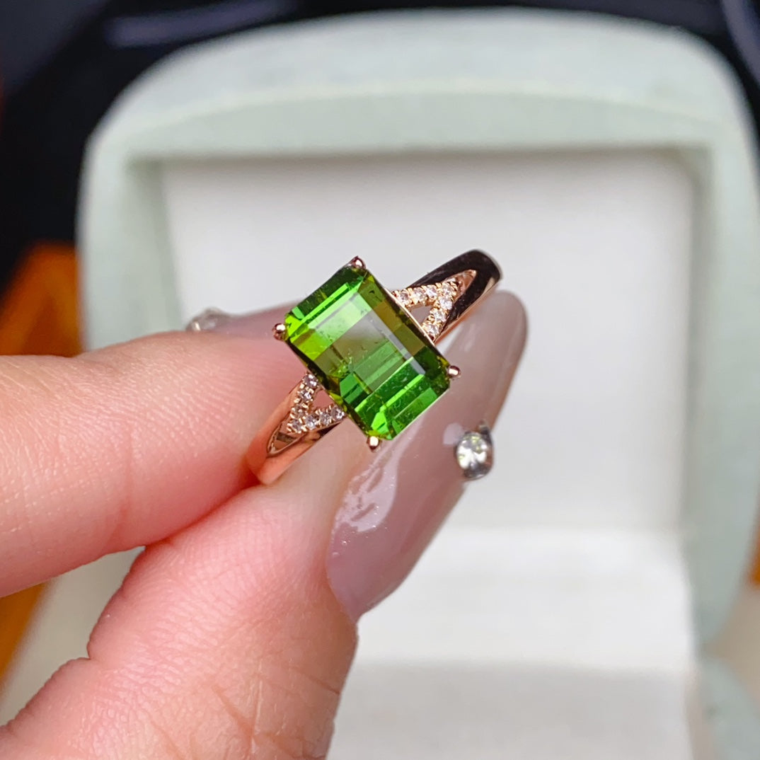 Exquisite Green Peridot Ring - A Must-Have Jewelry Piece