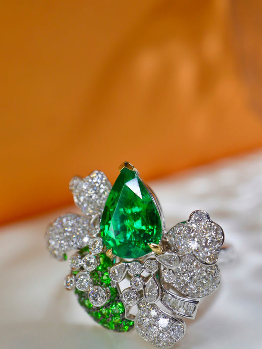 Emerald Flower Jewelry Design with Sparkling Diamonds