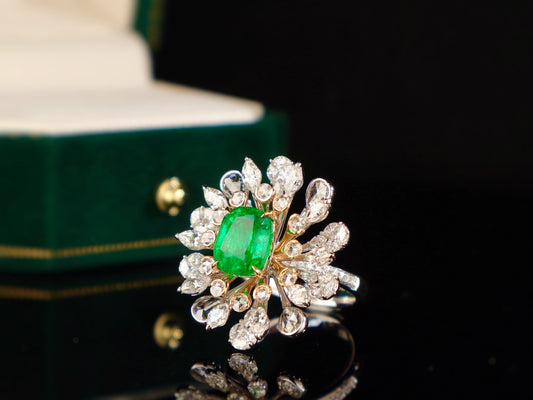 Emerald Ring - Exquisite Flower Design Jewelry