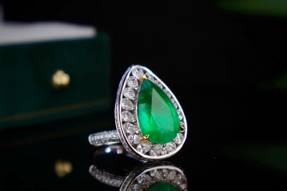 Emerald Ring with Exceptional Clarity and Design - Premium Jewelry