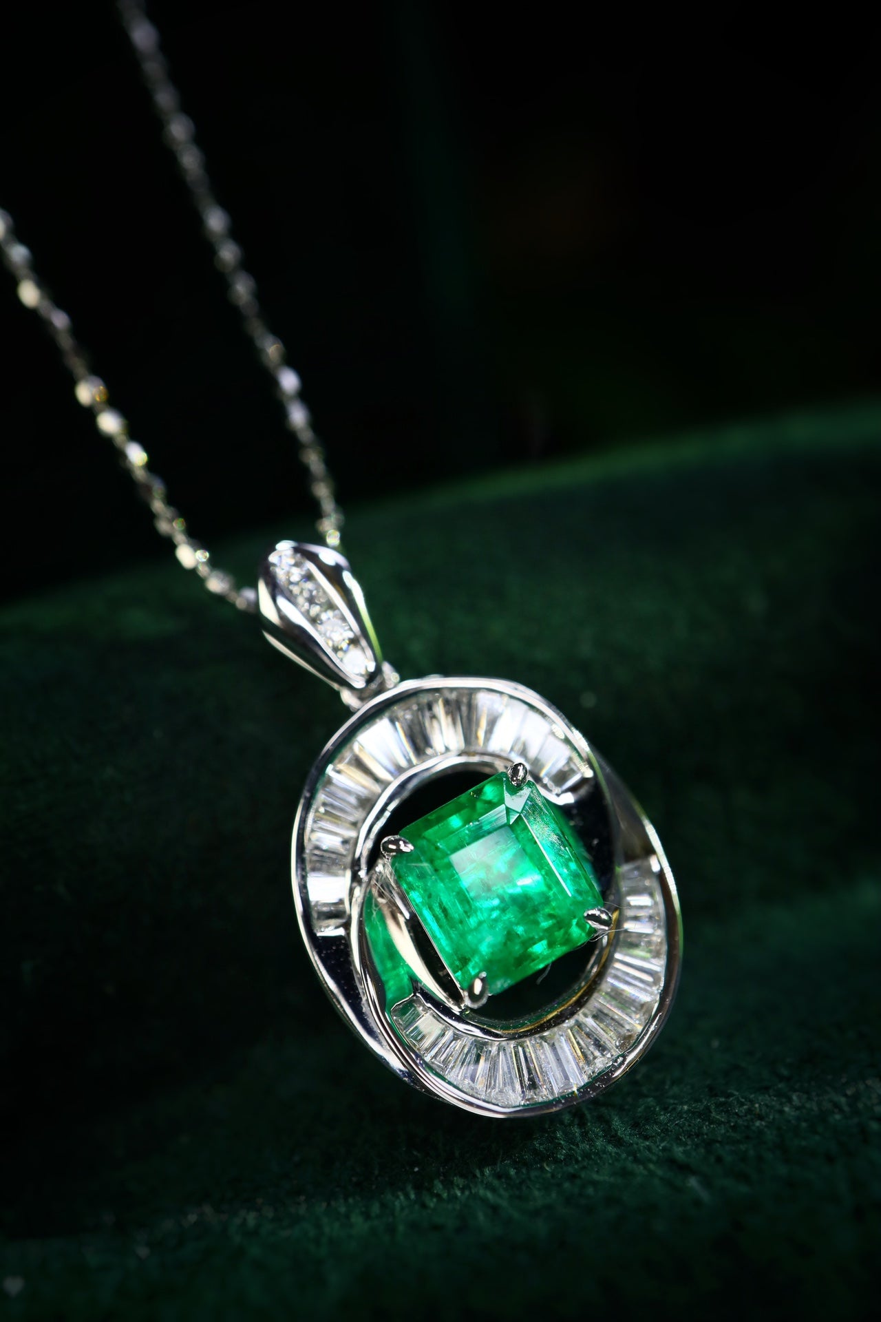 Panjshir Emerald Pendant - Premium Jewelry for an Irresistible Sparkle