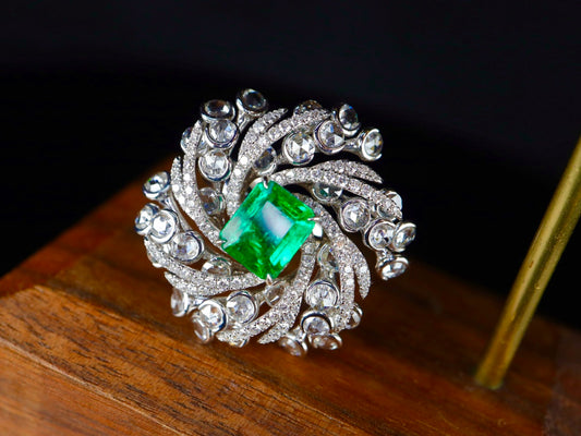 Emerald Ring - Exquisite Flower Design Jewelry Piece