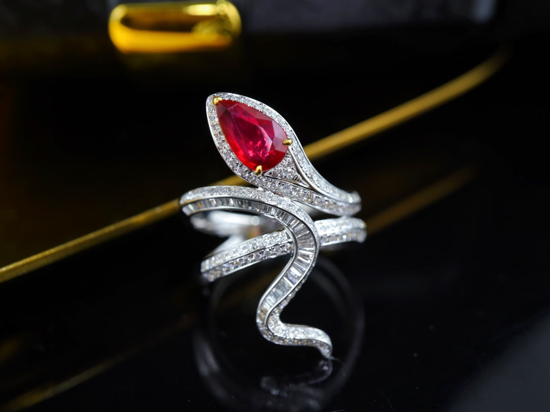 Luxe Pigeon Blood Red Ruby Ring - Snake Design Sieraden