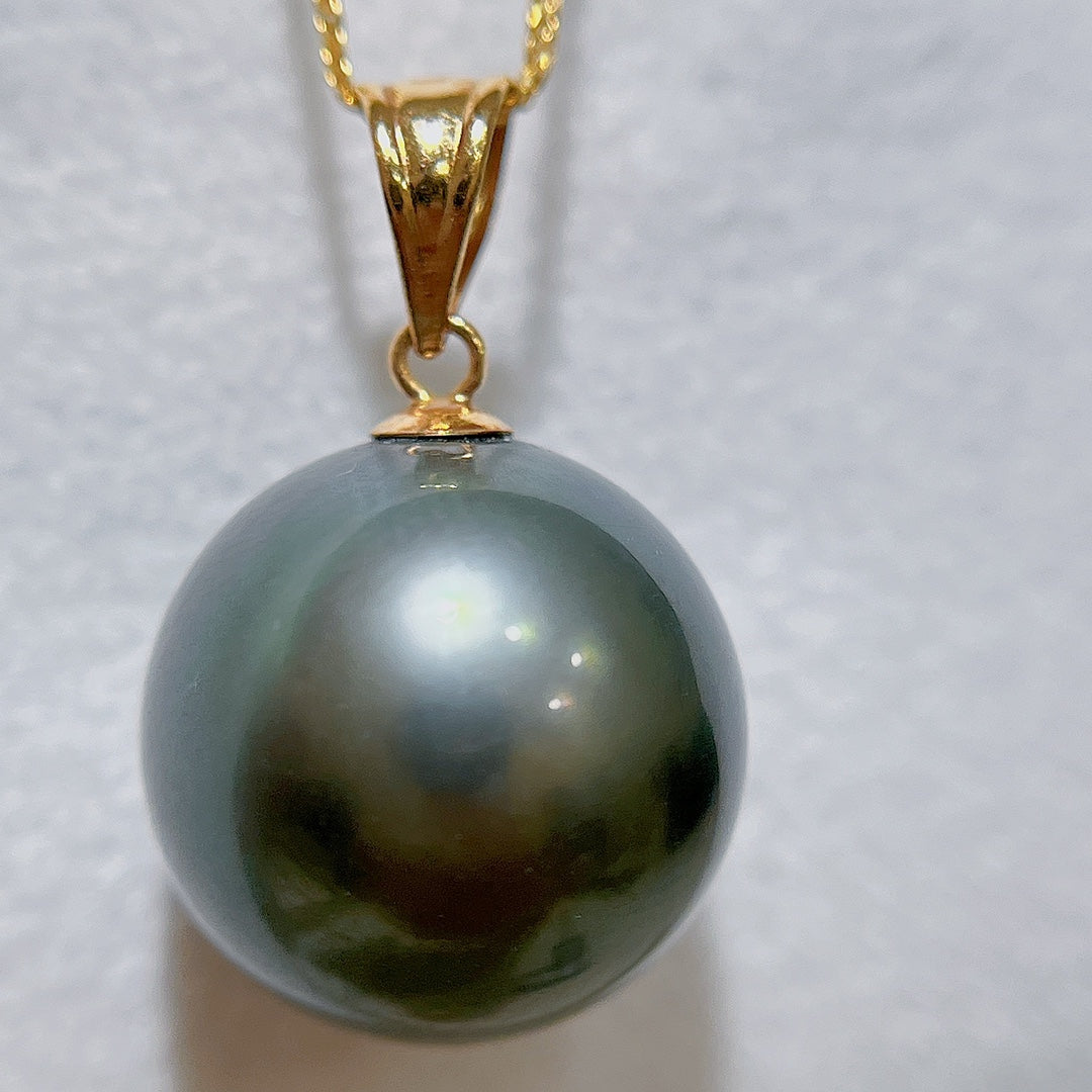 Luxurious 18K Gold and 13.1mm Tahitian Black Pearl Jewelry