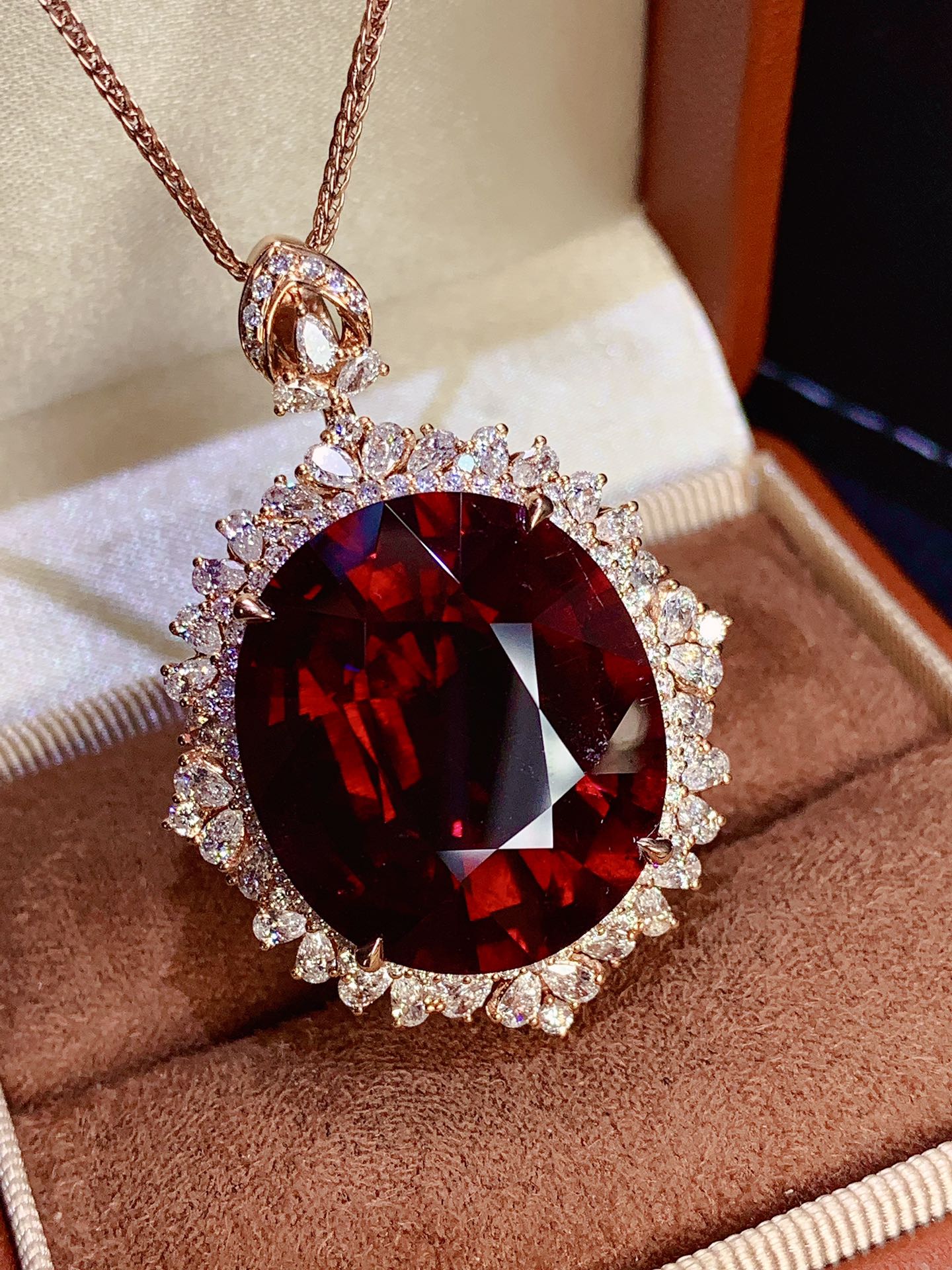 Exquisite Collectible Jewelry: Top-Grade Large Carat Bixite Pendant