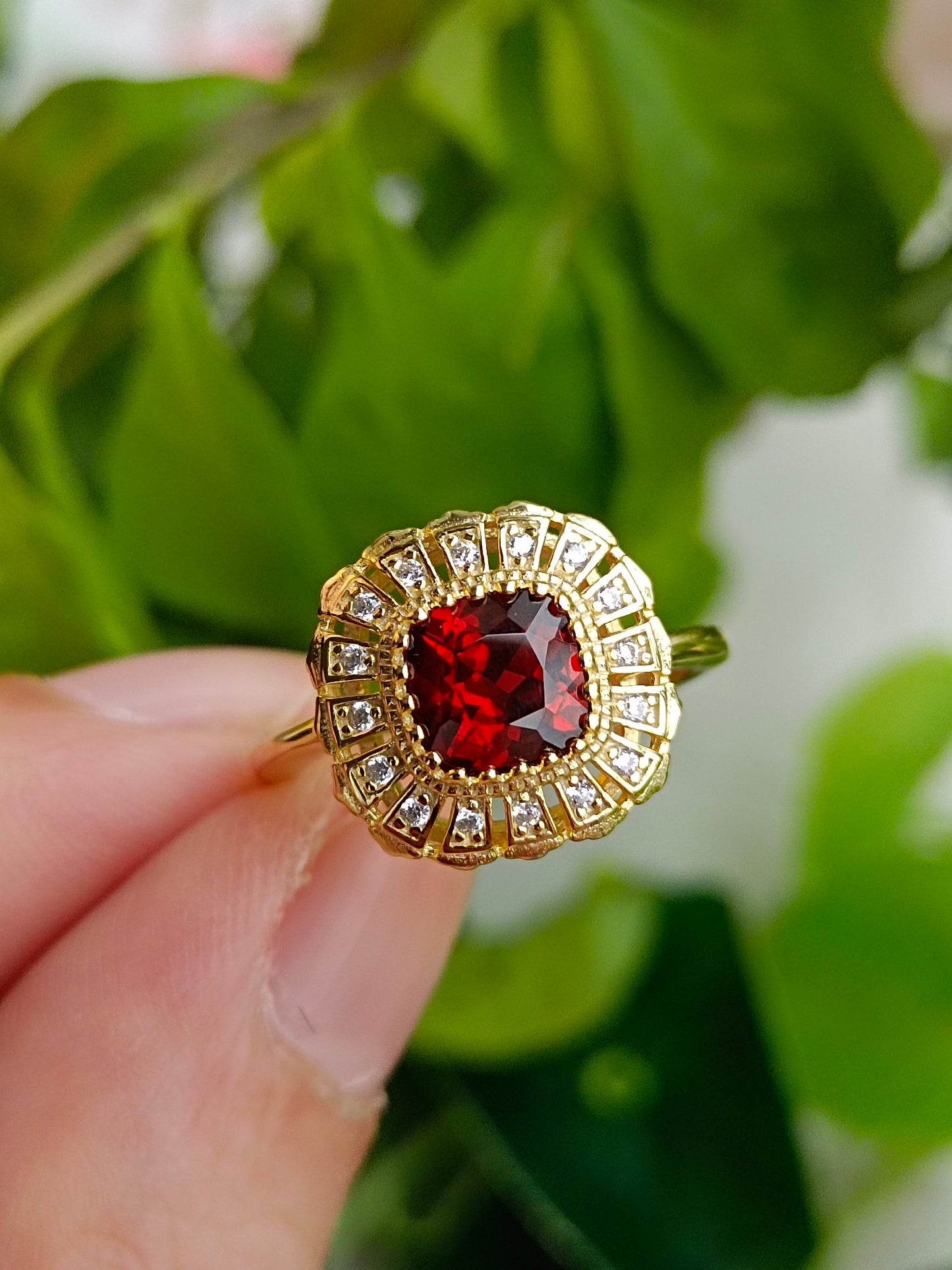 Exquisite Natural Garnet Ring - A Masterpiece of Jewelry Craftsmanship