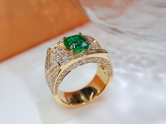 Emerald Ring Jewelry - Luxurious Design with Vivid Green Hue