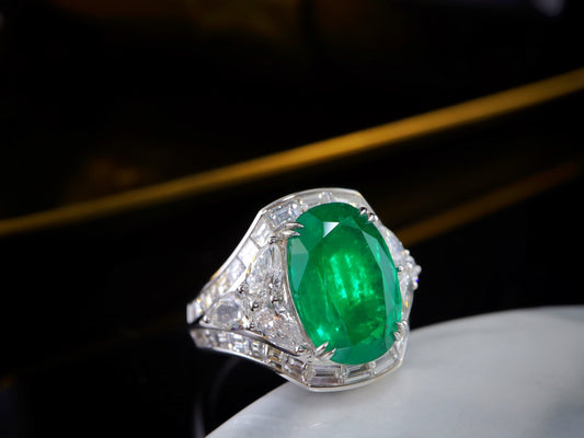 Emerald Ring - High-End Jewelry Piece with Exquisite Craftsmanship