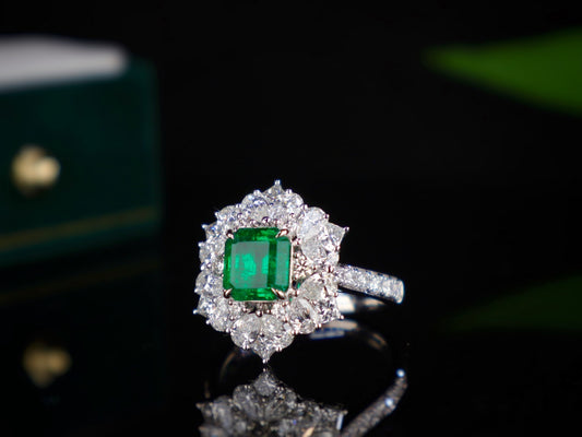 Emerald Ring with Vivid Green Crystal - High-Quality Jewelry