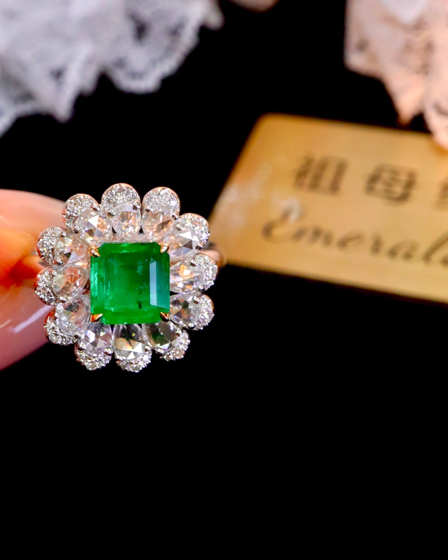 Exquisite 18K Gold Diamond-Embedded Emerald Ring - A Jewelry Masterpiece