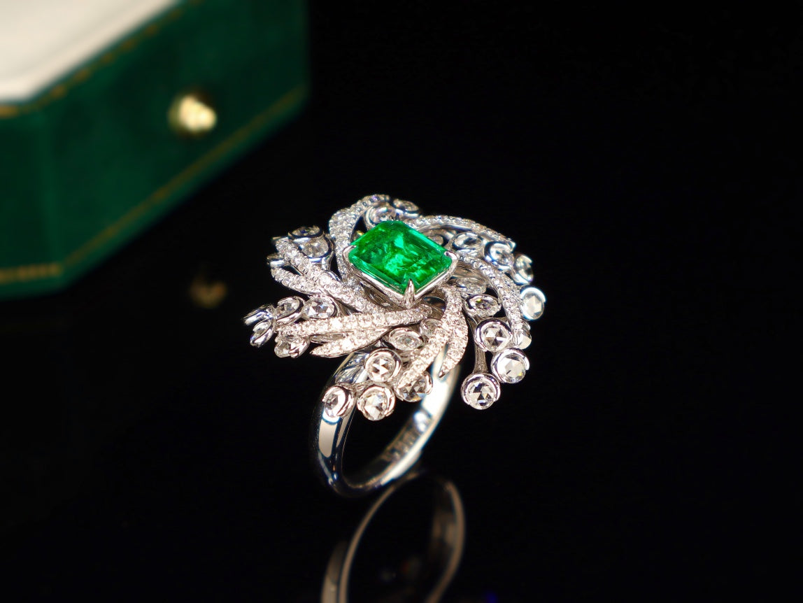 Emerald Ring with Exquisite Flower Design - Luxury Jewelry