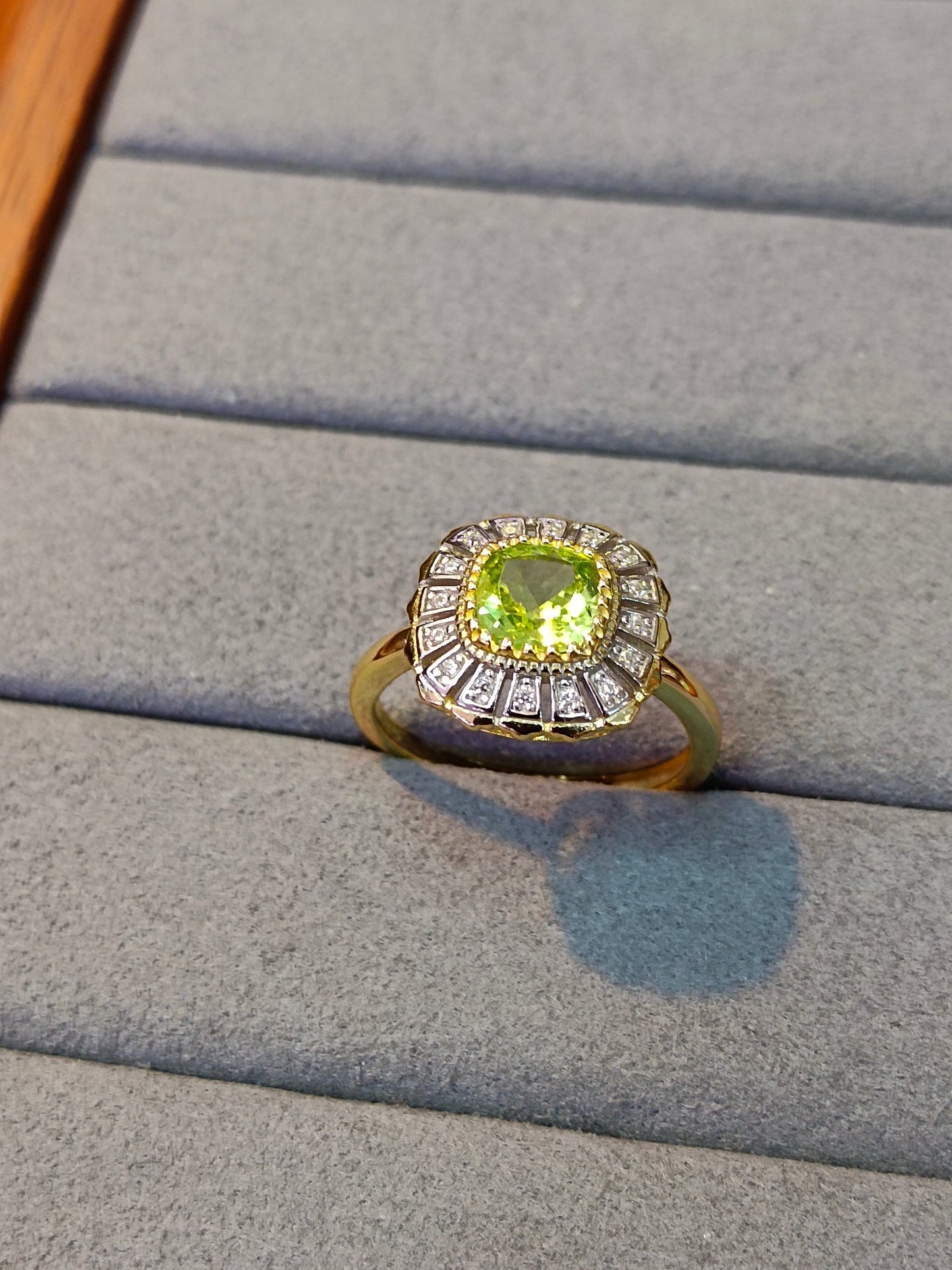 Elegante anello in argento sterling S925 con pietra verde oliva e lavorazione artigianale in oro 18 carati - Gioielli unici