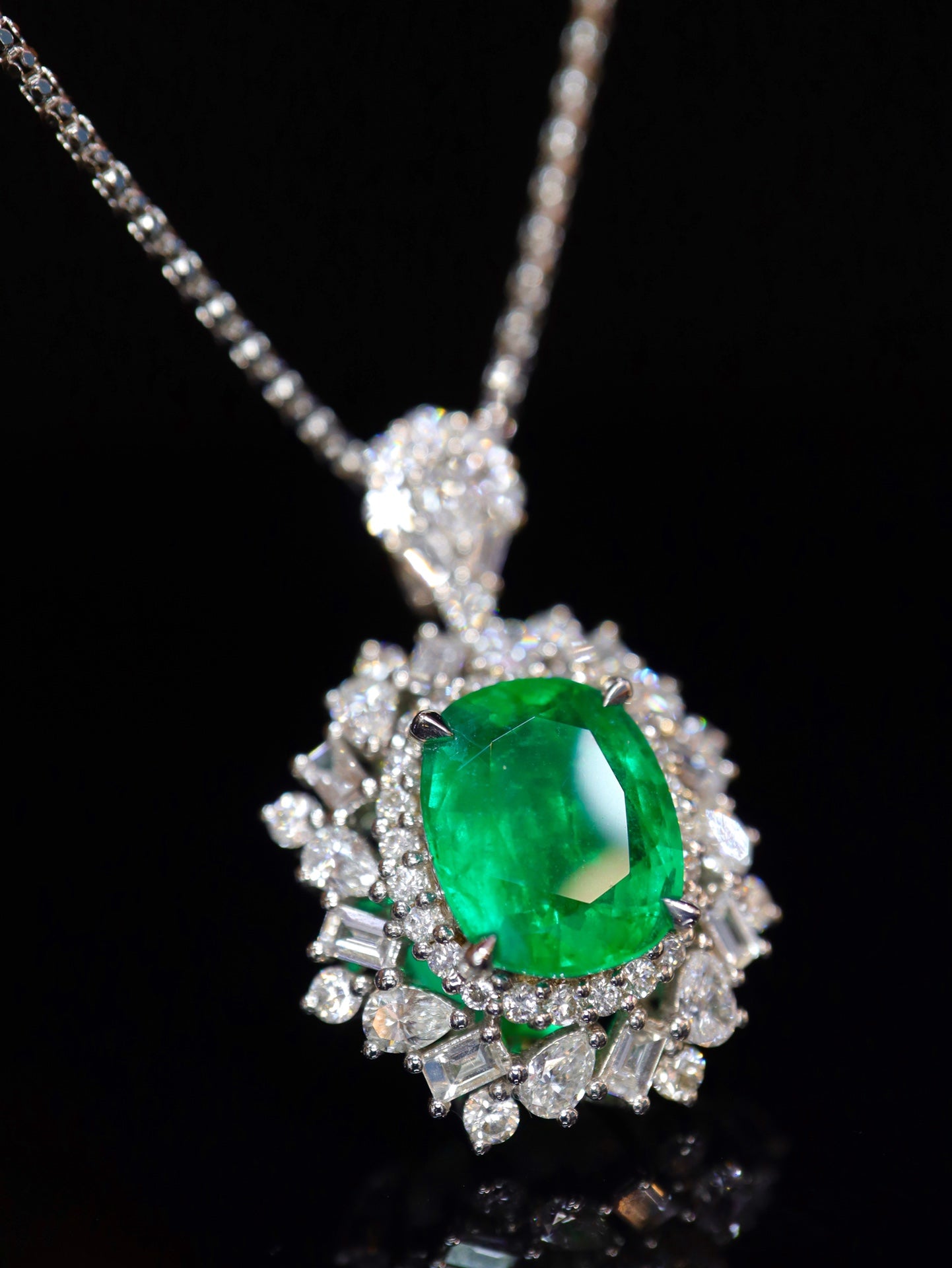 Vivid Green Emerald Pendant - Luxurious Jewelry Piece