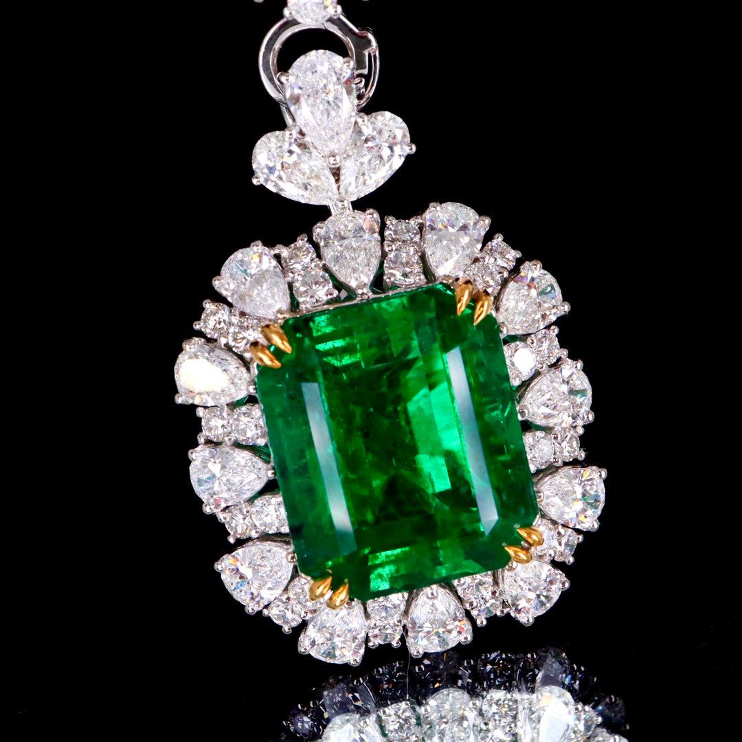 Exquisite Jewelry: 17.30 Carat Emerald and 4.89 Carat Diamond Pendant