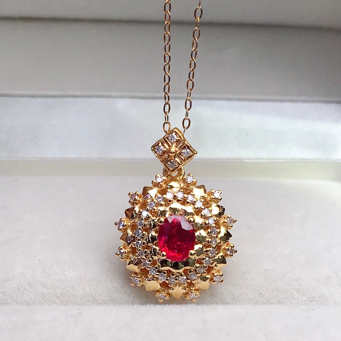 18K Gold Embedded Natural Ruby Pendant - Exquisite Jewelry