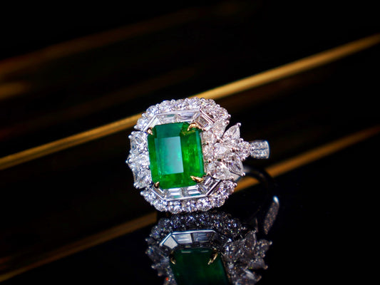 Emerald Ring - Luxurious VVG with GILD Certificate, A Jewelry Marvel