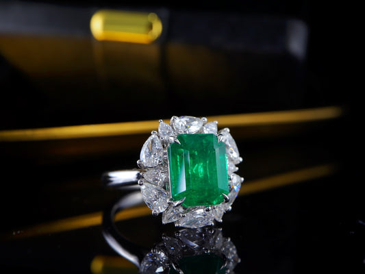 Emerald Ring Splendor: 4.45ct Vivid Green Jewelry Gem