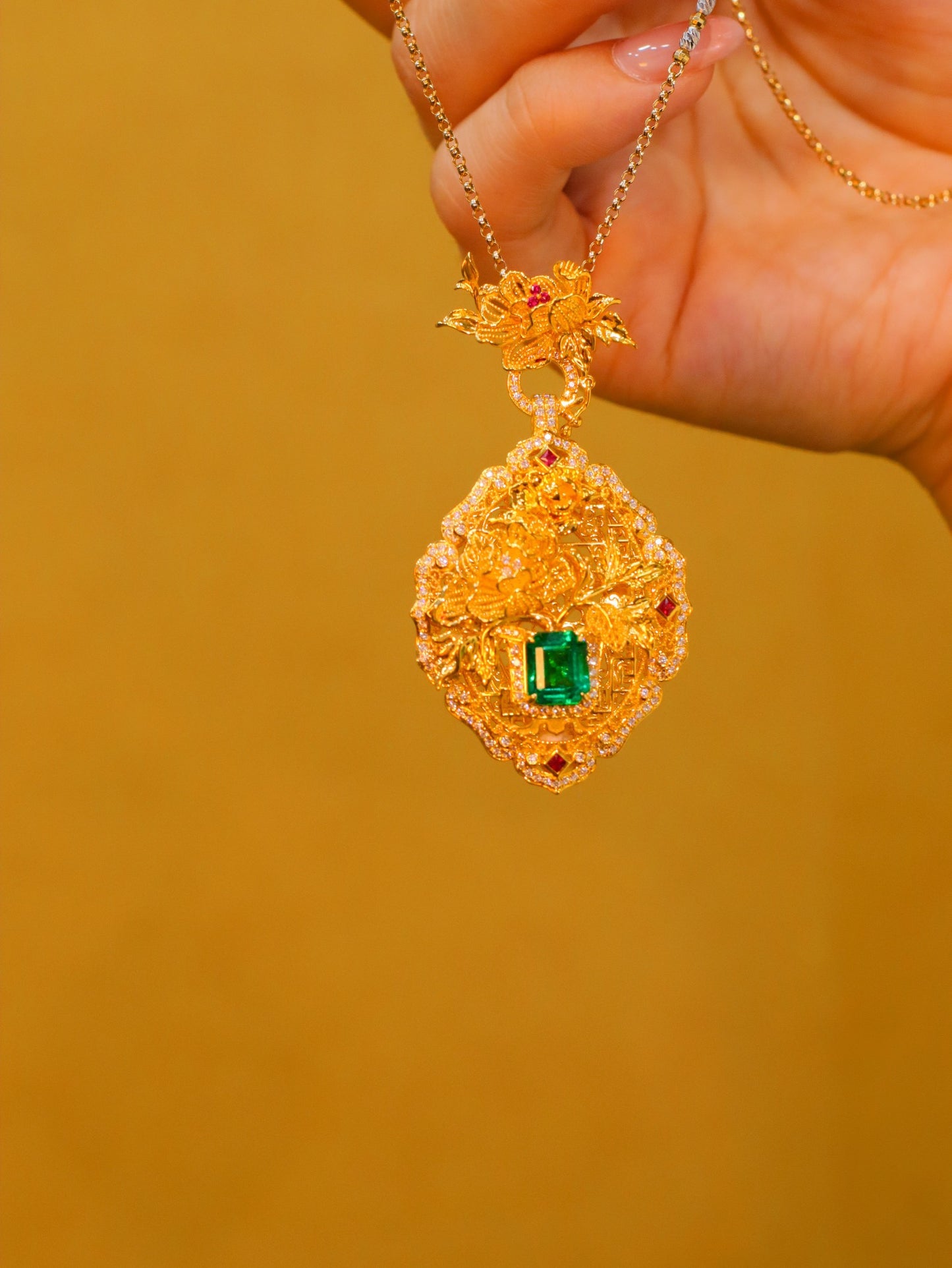 Elegant Chinese-Style Jewelry: Emerald Pendant with Intricate Craftsmanship