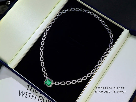 Elegant Emerald Necklace - A Touch of Luxurious Jewelry