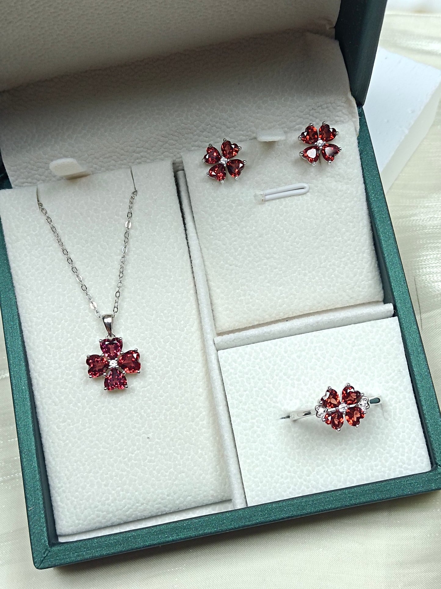 S925 Silver Fine Craftsmanship Garnet Four-Leaf Clover Jewelry Set