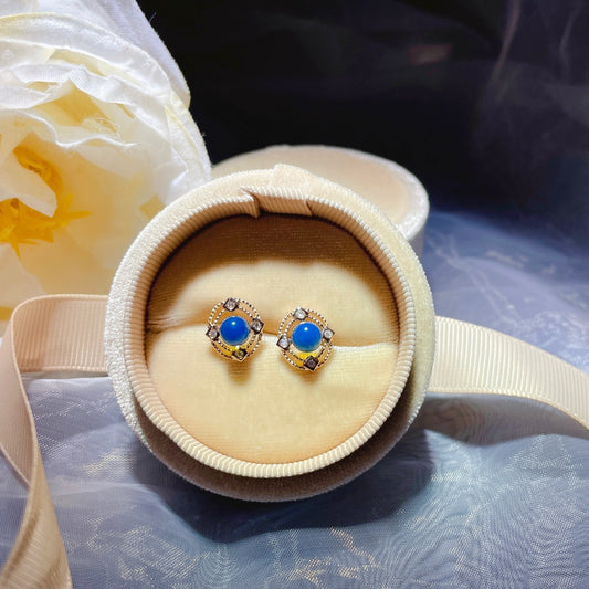 Novidades - Brincos de âmbar azul dominicano embutidos em ouro 18K para a senhora serena e doce