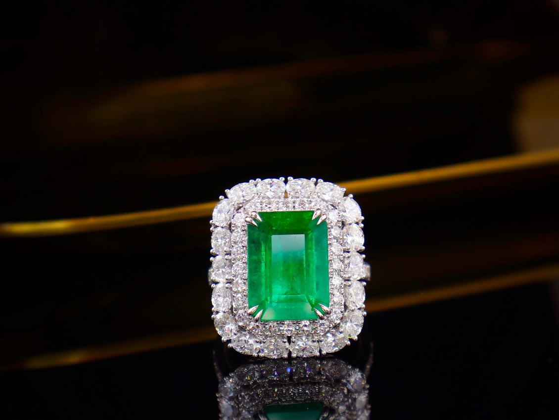 Emerald Ring - Luxurious Jewelry Piece with GIA Certificate