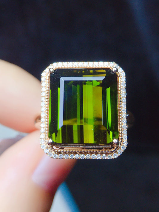 Natural Tourmaline Ring in 18K Gold with Diamond Embellishments - A Stunning Piece of Jewelry