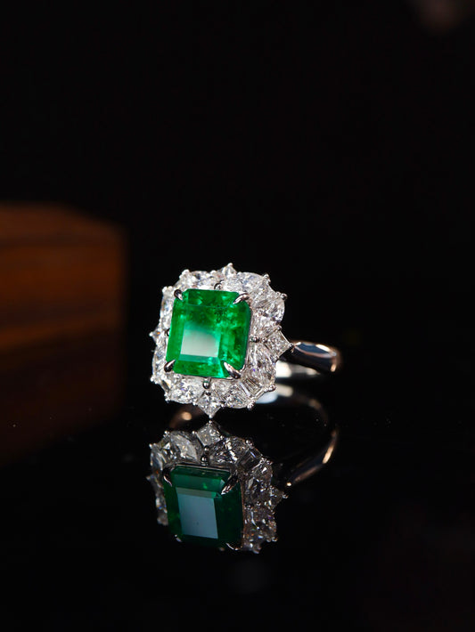 Emerald Ring Jewelry - Vivid Green Glassy Crystal, A Luxurious Choice