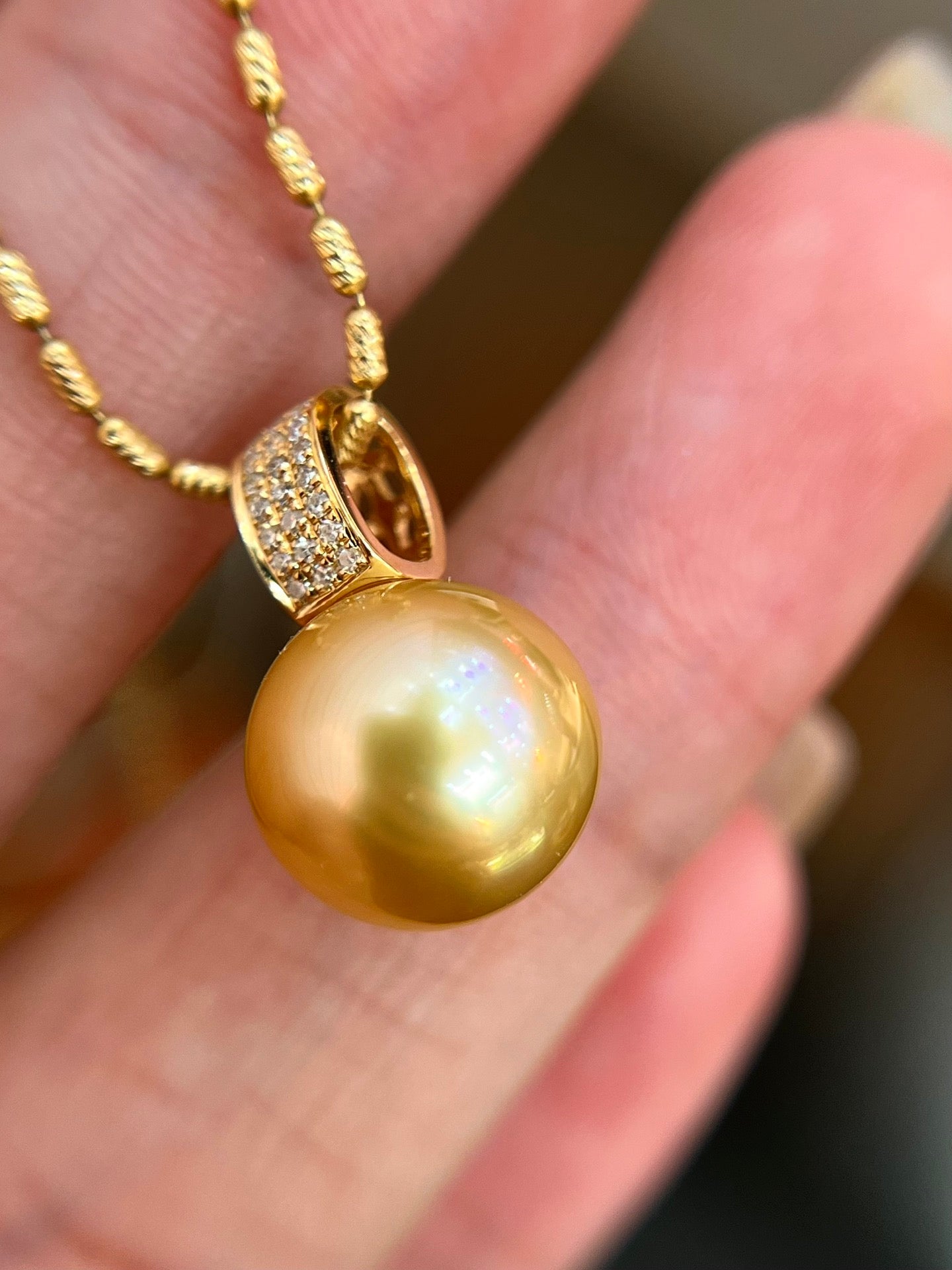 Elegant Classic Jewelry: 18K Gold Embedded Pearl Pendant