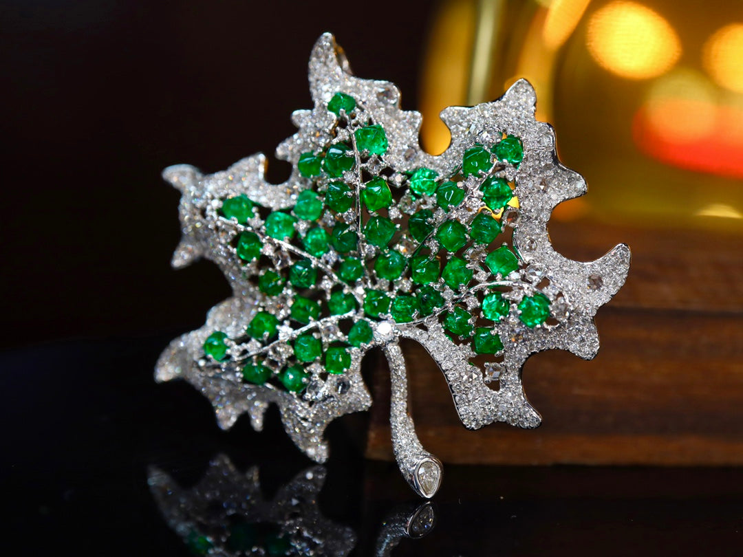 Elegant Maple Leaf Brooch/Pendant Dual-Use Jewelry with Emerald Green Accent