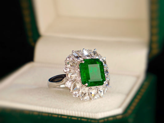 Emerald Ring: Luxurious Jewelry Piece with Intense Green Hue