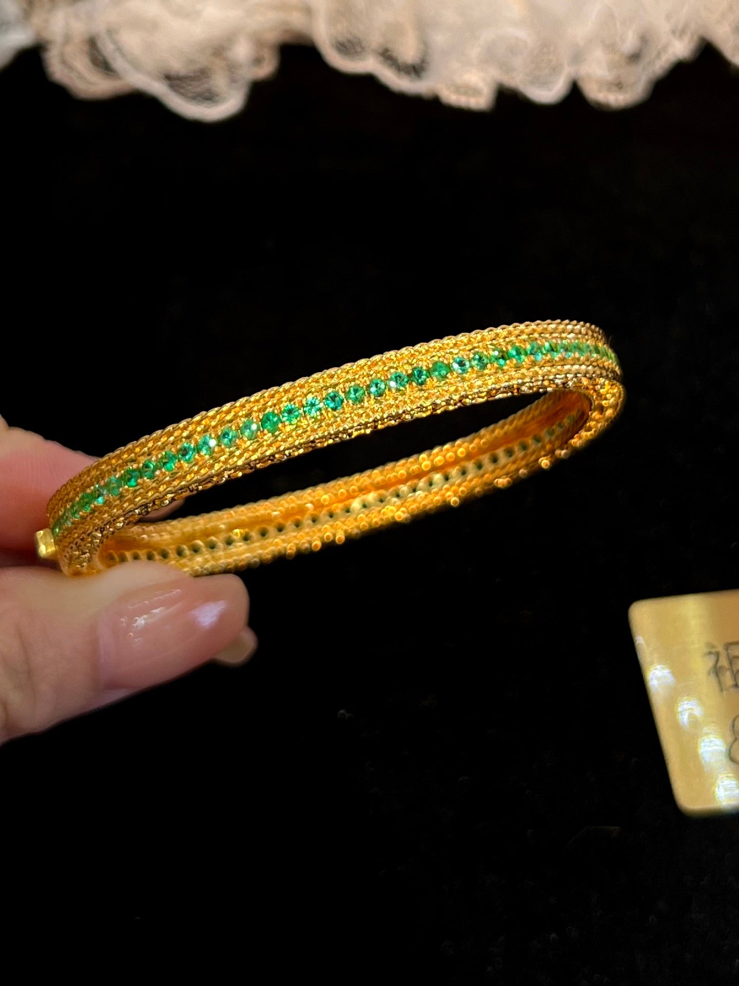 Pulsera de esmeraldas de inspiración vintage en oro de 18 quilates: una pieza de joyería atemporal