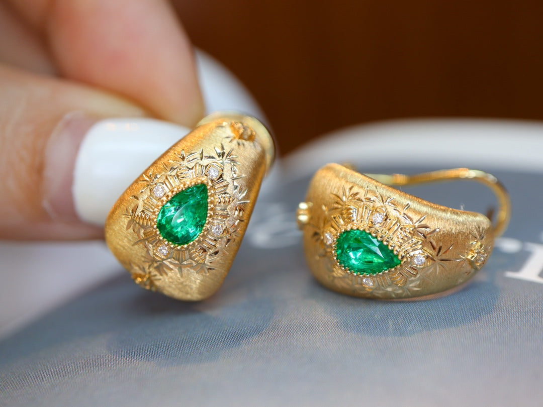 Buccellati-Style Emerald Ear Clips Jewelry - Classic Elegance and Century-Old Craftsmanship