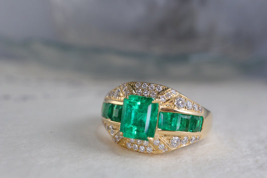 Vintage-Style Emerald Ring - A Luxurious Jewelry Piece