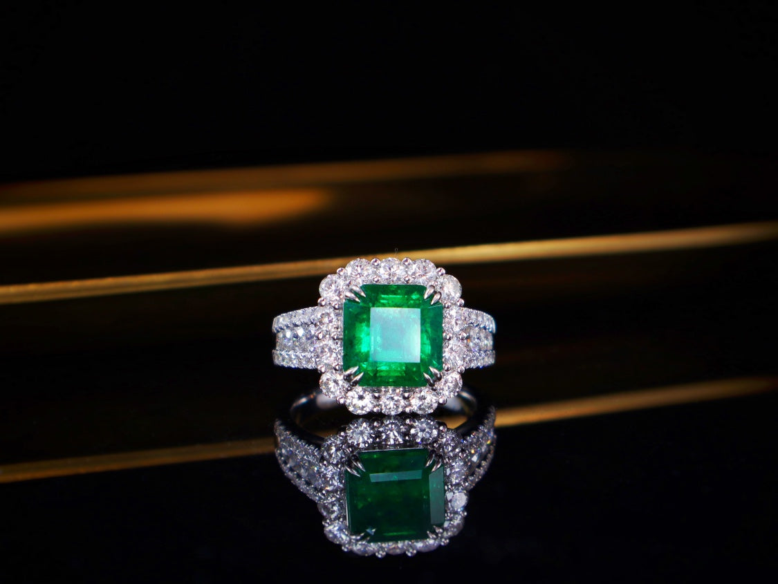 Emerald Ring - Luxurious Jewelry Piece with Premium Craftsmanship