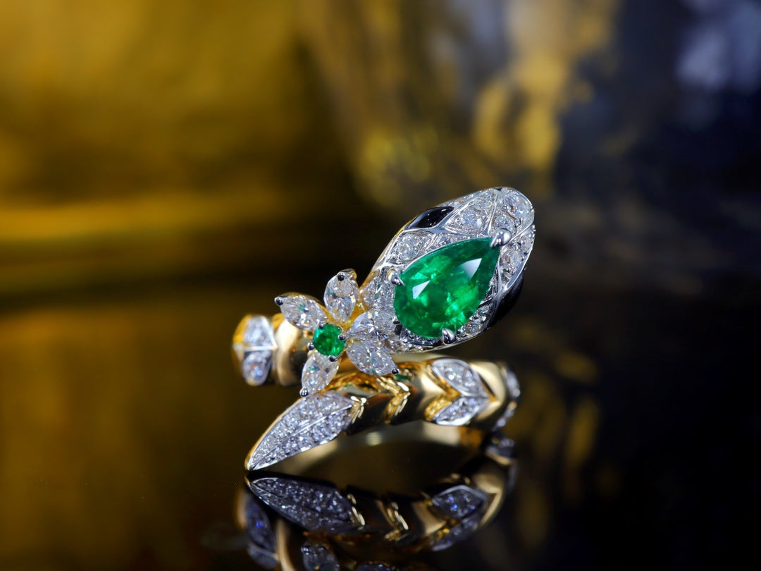 Serpentine Design Emerald Ring - A Mystical and Luxurious Jewelry Piece