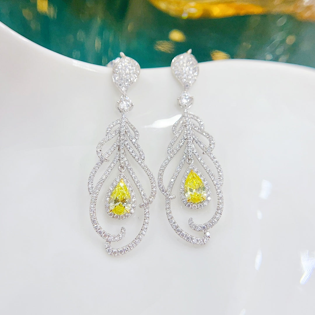 Boucles d'oreilles pendantes en forme de plume de diamants de culture en or jaune 18 carats - Jewelry Delight