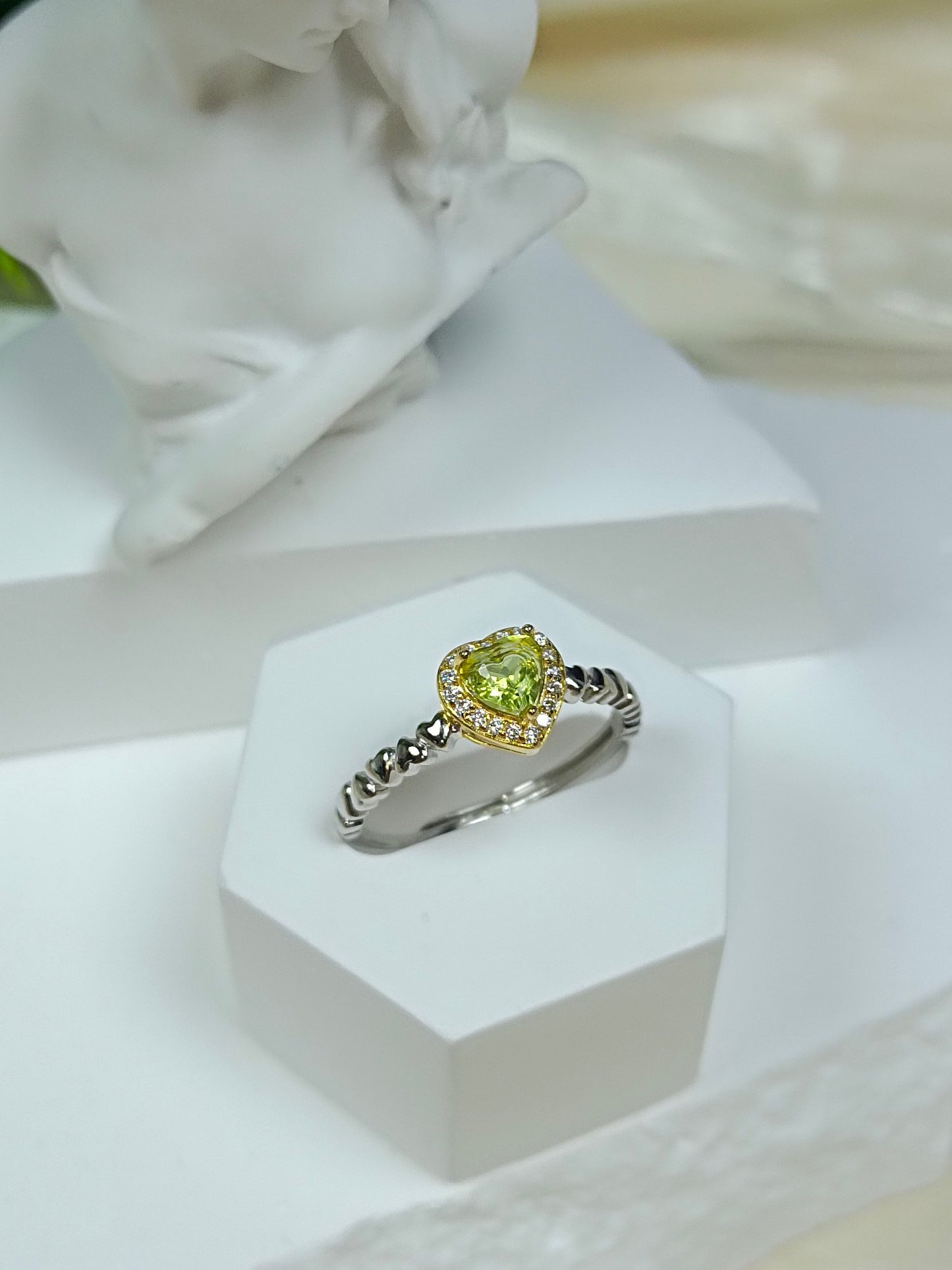 Elegant S925 Silver Embedded Heart-Shaped Peridot Ring - Fashion Jewelry