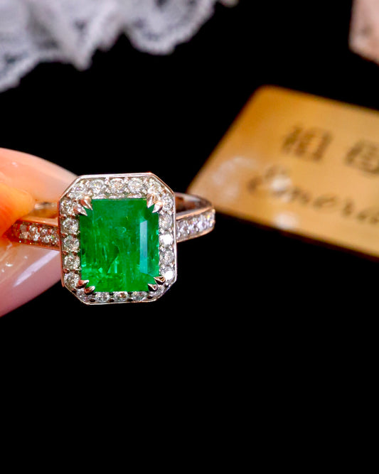 Timeless Elegance: Natural Emerald Ring in 18K Gold with Diamonds