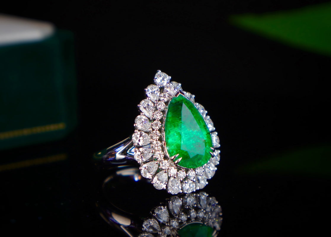 Emerald Ring - Vivid Green Glassy Gemstone Jewelry