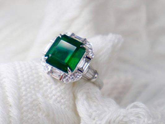 Emerald Ring - Luxurious Jewelry Piece with Exceptional Design