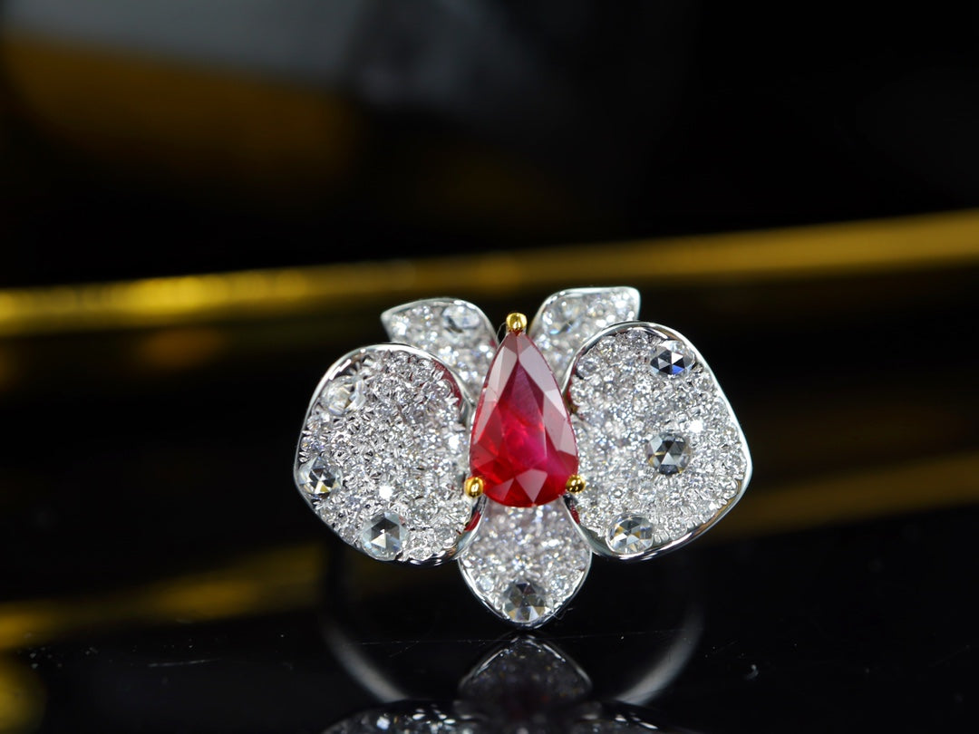 Anillo de rubí rojo sangre de paloma con diseño de orquídea con incrustaciones de diamantes - Joyería Premium