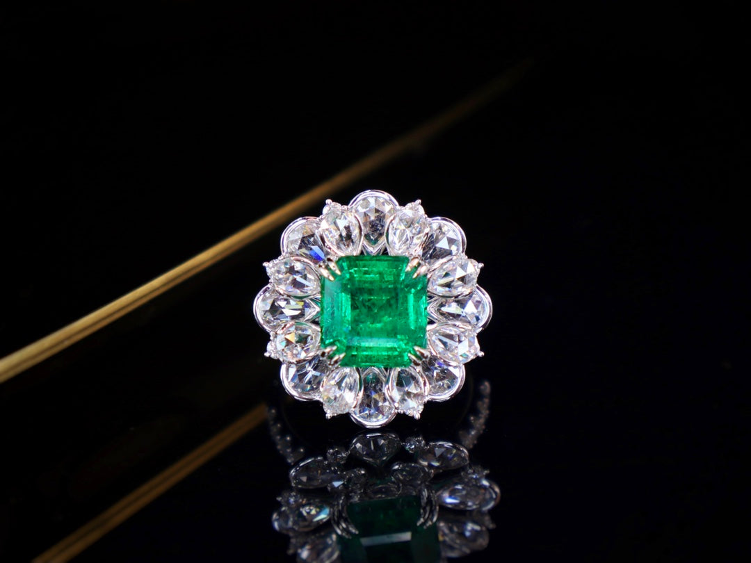 Emerald Ring - Luxurious Flower Design Jewelry