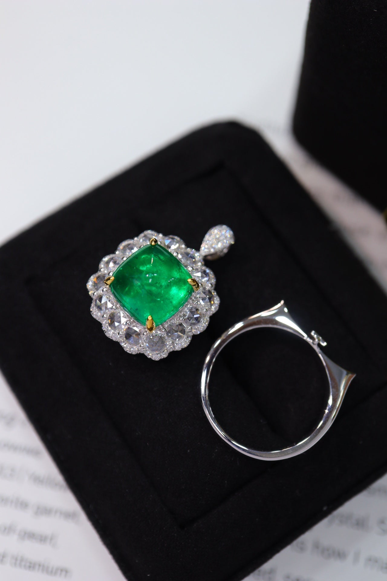 Anillo y colgante con esmeralda Sugarloaf: diseño lujoso con diamantes brillantes